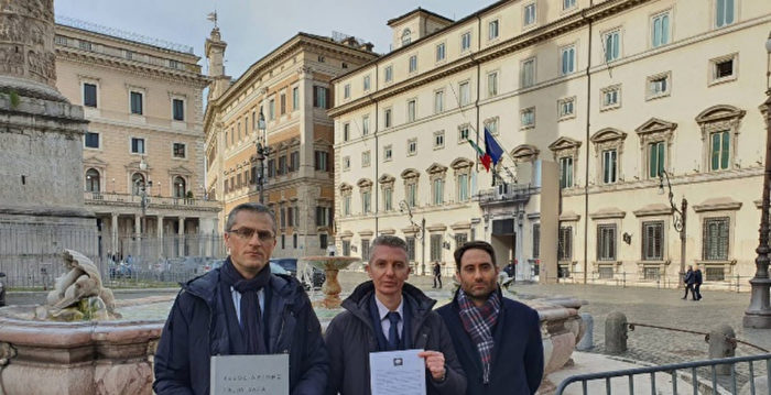 制止中共迫害 意大利法轮功学员总统府递签名表