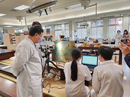 台师大文保中心人员现场操作光学仪器进行科学检测。
