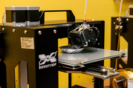 中壢青創指揮部備有3D列印機供創業者使用。