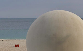 日本海灘驚現來路不明大鐵球 直徑約1.5米
