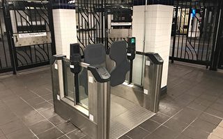 方便轮椅乘客 纽约两地铁站试点安装宽通道闸门