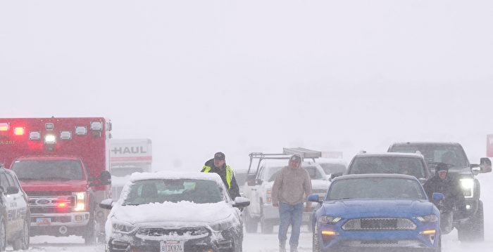 组图：冬季风暴袭美国 多州遭遇强风及大雪