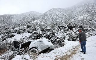 風暴持續襲擊加州 嚴寒雨雪 八萬多戶斷電