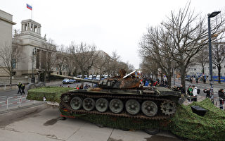 組圖：德反戰集會 放廢坦克在俄駐德大使館前