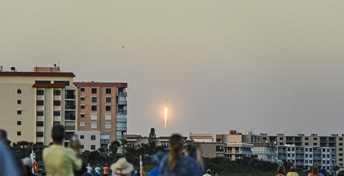 组图：SpaceX火箭携21颗二代星链卫星升空