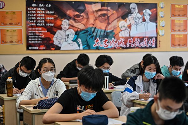 中国多地发热门诊患者暴增 大多为中小学生