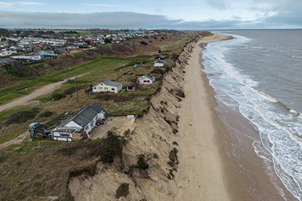 组图：英国赫姆斯比海岸遭侵蚀 房屋岌岌可危