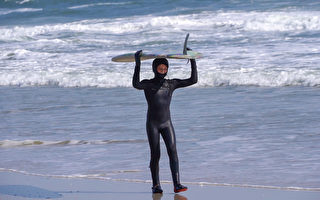 籌資行善 新州12歲男孩連續衝浪超一千天