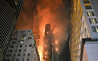 组图：香港48层高在建大厦大火 延烧九小时