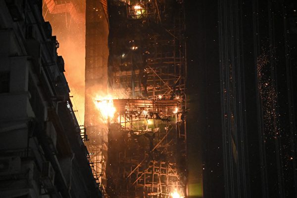 2023年3月2日深夜，香港尖沙咀一在建樓盤起火。（PETER PARKS/AFP via Getty Images）
