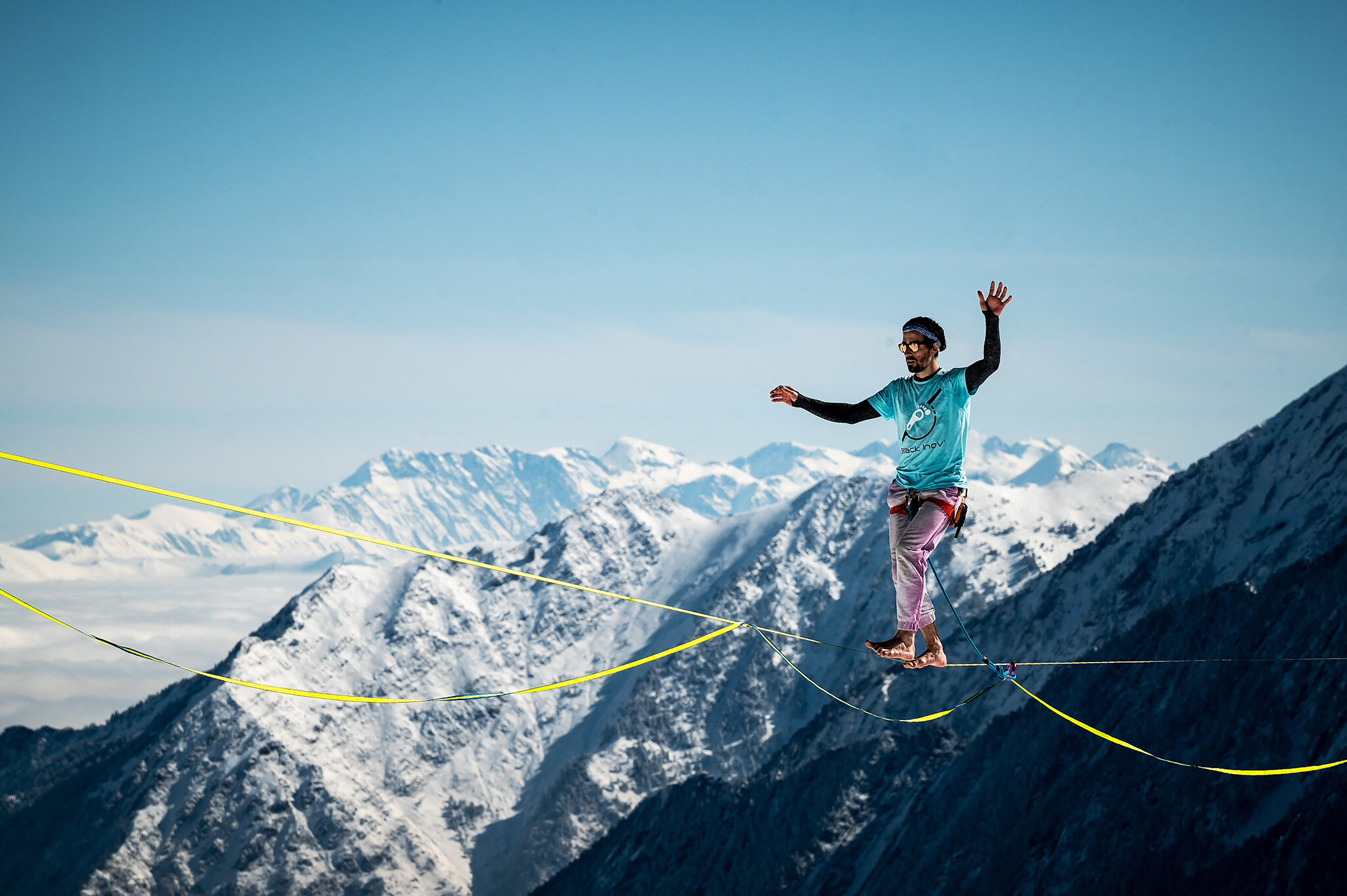 2023年3月1日，法國阿拉紐埃（Aragnouet），「巴斯克走繩」（Slackline Pays Basque，簡稱SPB）協會在滑雪場上方設置了1,150米長的繩索，一名挑戰者正在表演高空走繩。（Lionel Bonaventure/AFP）
