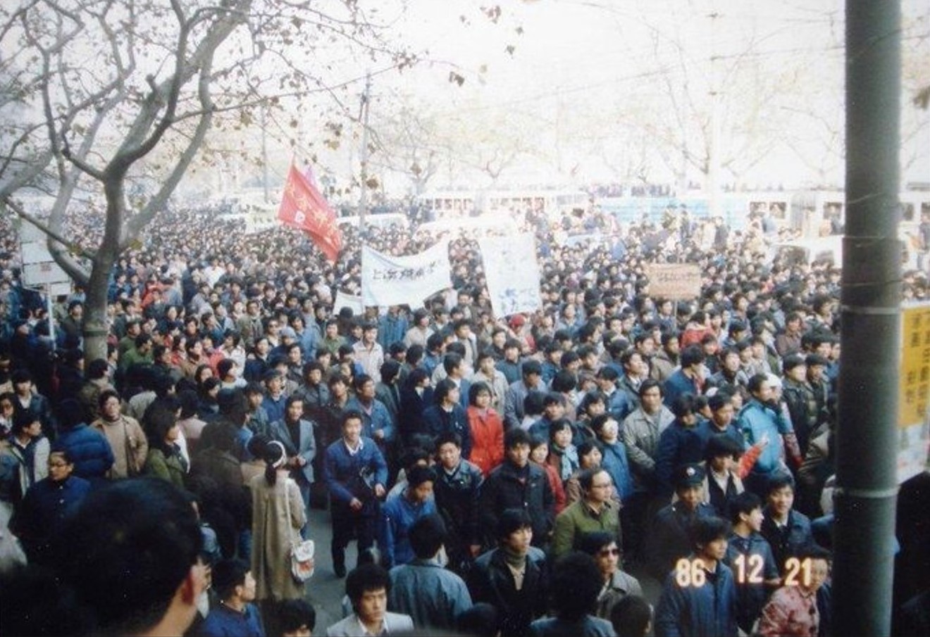 1986年時中國多數城市爆發了學潮,這可以算作是中國民間反對力量的萌芽。圖為1986年12月21日學生抗爭。(<a href="https://zh.wikipedia.org/wiki/File:%E5%85%AB%E5%85%AD%E5%AD%A6%E6%BD%AE.jpeg" target="_blank" rel="noopener noreferrer nofollow">維基百科</a>)