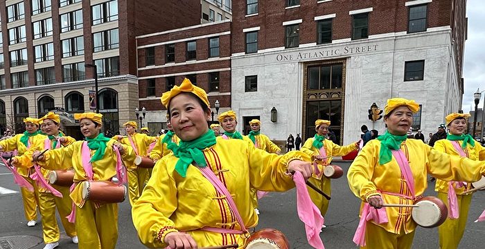 康州斯坦福市圣派翠克节游行 法轮功队伍亮眼