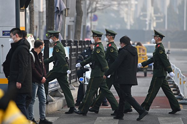 2023年3月5日，北京天安門南側路上的警察。（GREG BAKER/AFP via Getty Images）