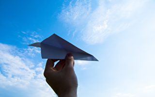 波音工程师折纸飞机能飞88米 破世界纪录
