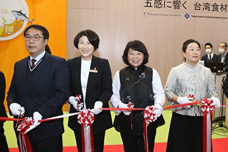 今(7)日在东京Tokyo Big Sight 台湾馆盛大举行开幕活动，各县市首长参与剪彩。