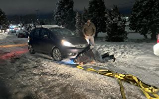 美国热心男忙一整夜 救助滞留暴雪中的司机