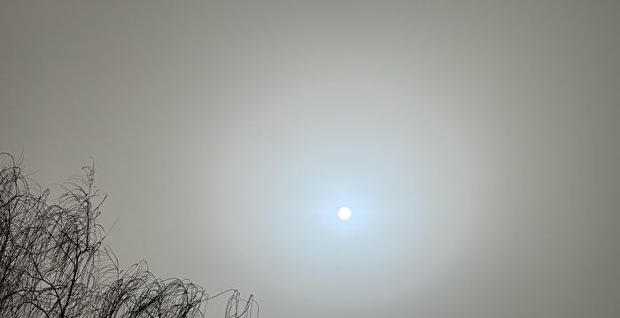 沙尘暴再袭 北京现蓝太阳 吁停止室外活动