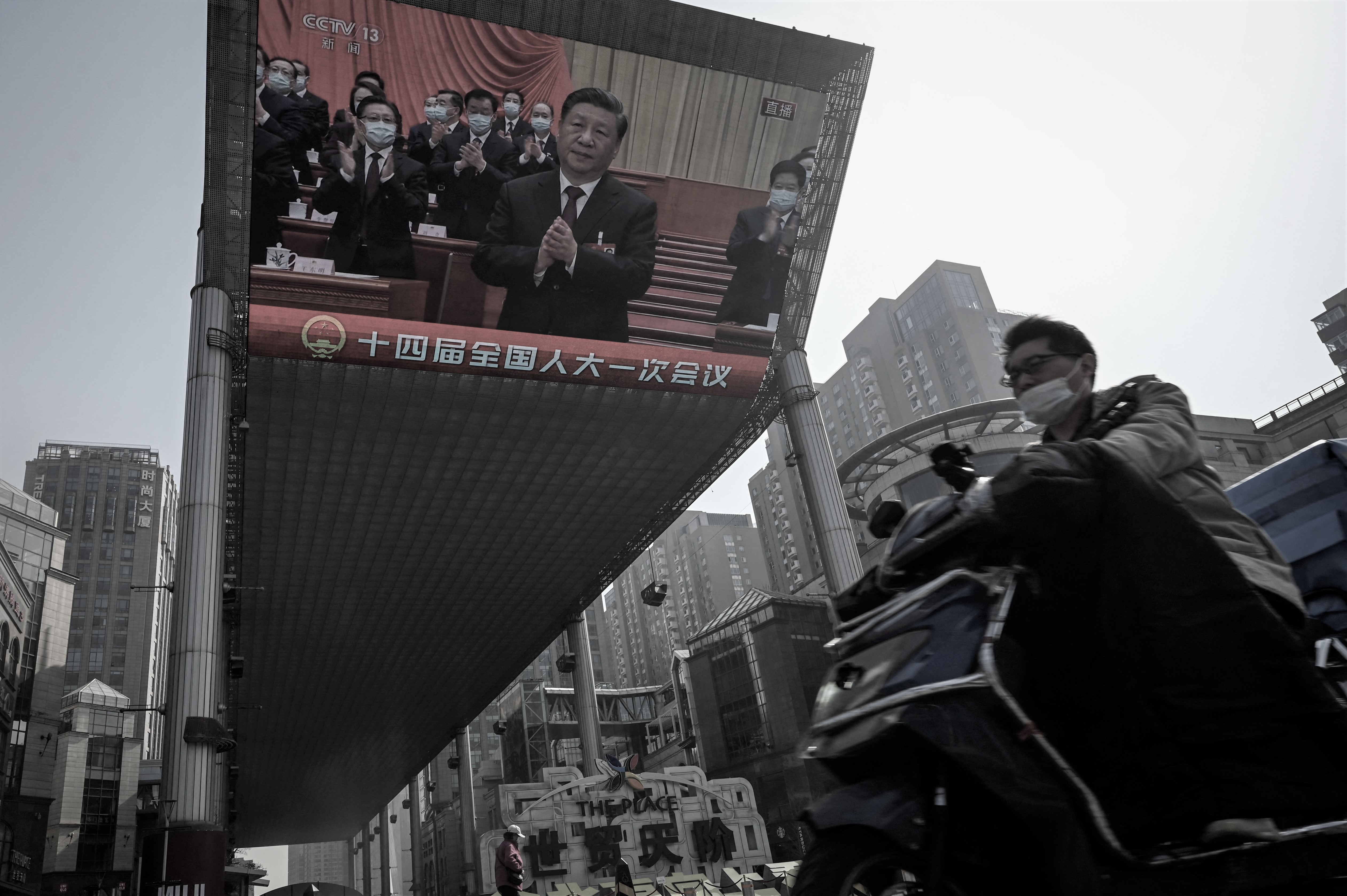 2023年3月10日,北京一个户外屏幕播放习近平在人大会议的新闻。(Jade Gao/AFP)