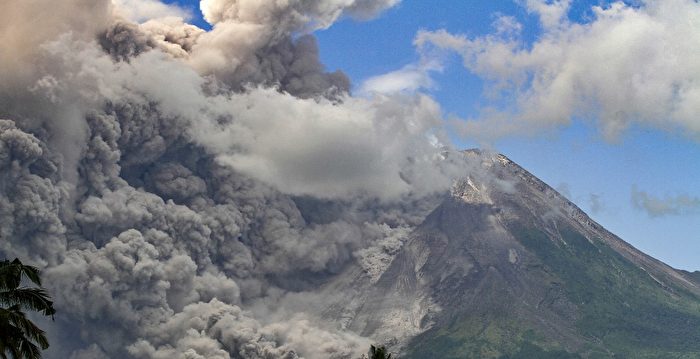 组图：印尼火山喷发 村庄被火山灰覆盖