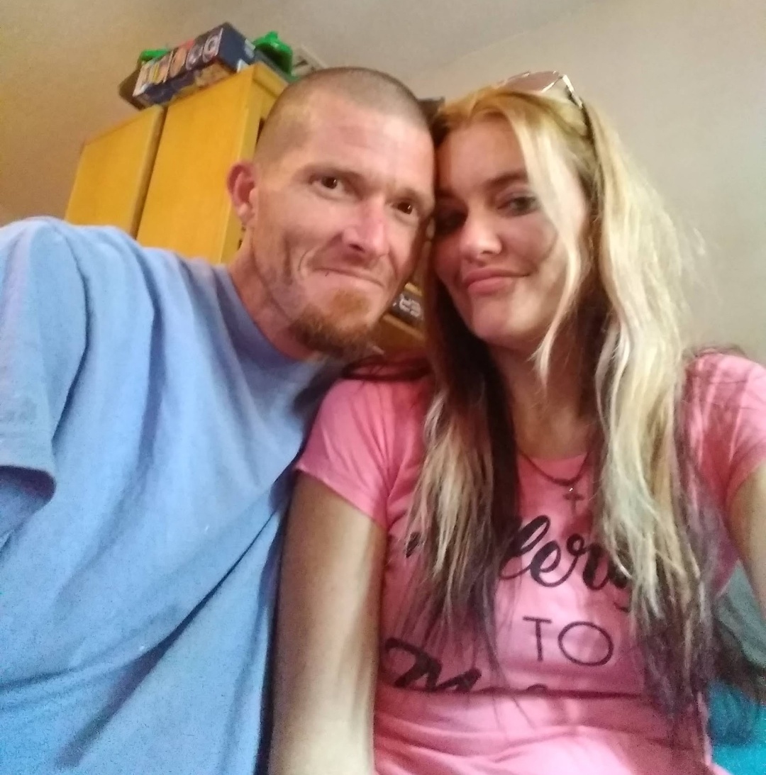 這對夫婦在與毒癮抗爭期間。(索尼婭‧約翰遜提供)