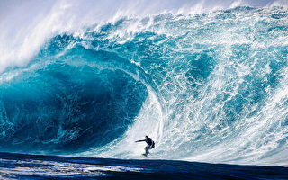 组图：令人惊叹的巨浪和冲浪者的英姿