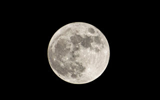 日本天文学家拍到陨石撞击月球迸出闪光