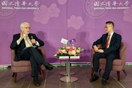 清華大學校長高為元（右）與伊利諾大學系統總校長柯霖就「全球高教機會與挑戰」主題展開對談。