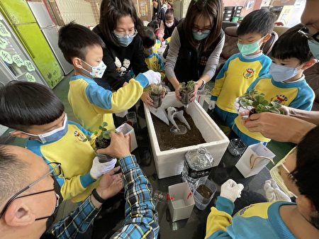 台中市开普敦幼儿园“小熊班”16位小朋友，参加东南区“小小清洁队员”体验活动，学习回收物再利用，感到好惊喜。