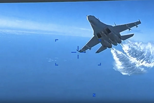 俄战机在叙利亚骚扰美无人机 视频曝光