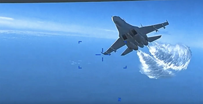 俄战机在黑海上空攻击美无人机的视频曝光