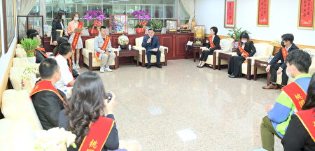 桃园议长邱奕胜与青年座谈。