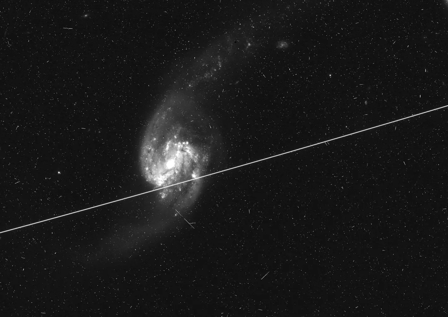 哈伯望远镜拍摄的深空图片中有卫星飞行轨迹。(NASA/ESA/Kruk et al.)
