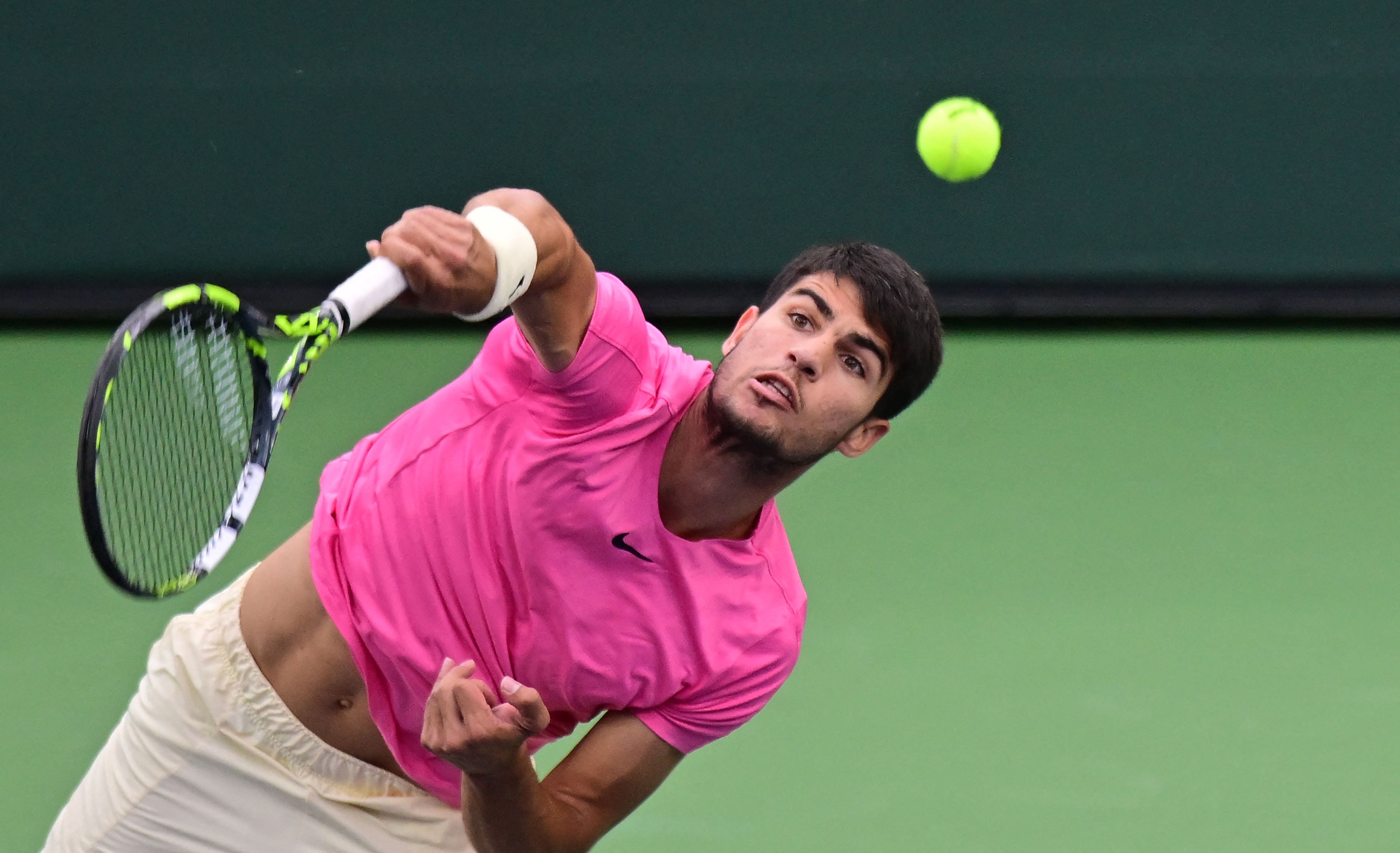 2023年3月19日,ATP印第安維爾斯大師賽男單決賽中,賽會頭號種子、19歲西班牙新星阿爾卡拉斯(Carlos Alcaraz)直落兩盤戰勝了俄羅斯名將梅德維德夫奪得冠軍。圖為阿爾卡拉斯在決賽中擊球瞬間。(Frederic J. Brown/AFP via Getty Images)