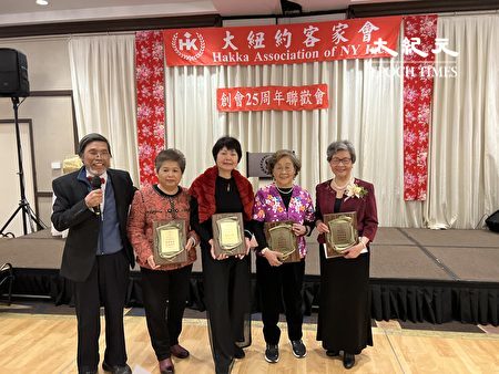 前會長范增昌（左一）向陳愛枝、陳金英、楊毓淑、邱月蓉等四人頒發2022志工服務獎。