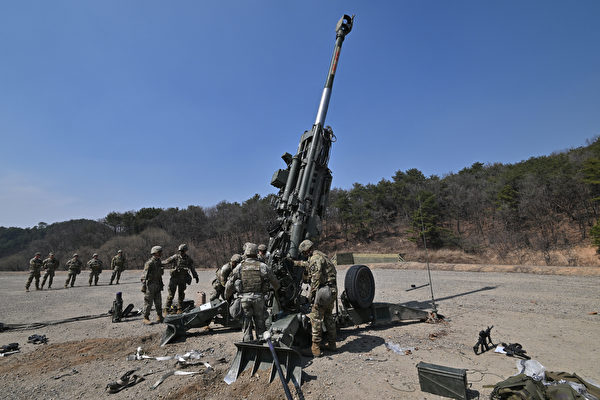 组图：美韩联合军演 进行野战炮击训练