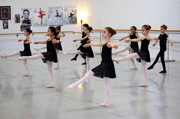6-10歲孩子的芭蕾舞課程（維多利亞舞蹈學院提供）