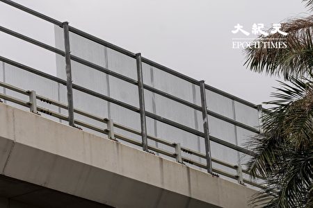 西九龍法院對開天橋加裝鐵絲網 玻璃外牆上月疑遭射擊