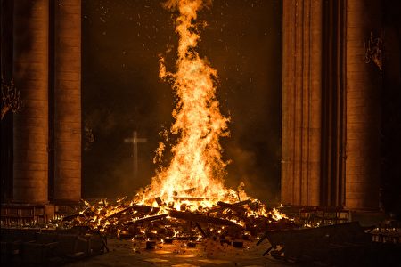 《圣母院大火：世纪浩劫》（Notre Dame on Fire）