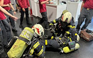 真行  两位女性消防员合力救出火场重伤男性