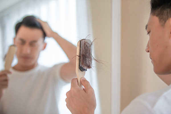 Rụng tóc là do thiếu vitamin? 5 bộ phận cho bạn biết cơ thể bạn thiếu dưỡng chất gì