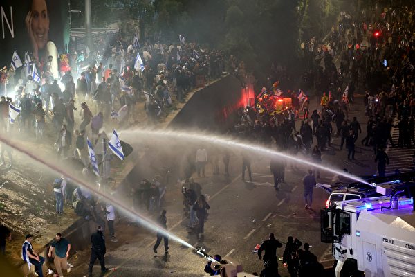 以色列国防部长被解职 引发大规模抗议