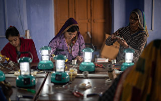组图：“赤脚学院”教导印度村民制作太阳能灯