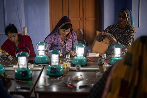 组图：“赤脚学院”教导印度村民制作太阳能灯