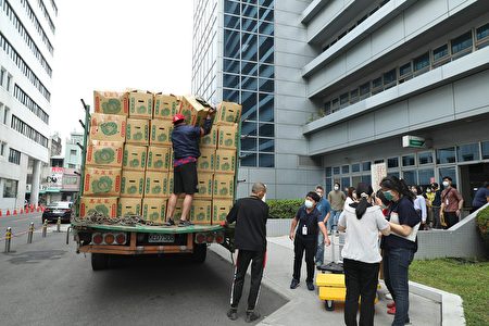  云林20公吨高丽菜运输到嘉义市后，拆卸员将其拆解下来。