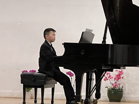 12歲的陳祉軒表演鋼琴獨奏。
