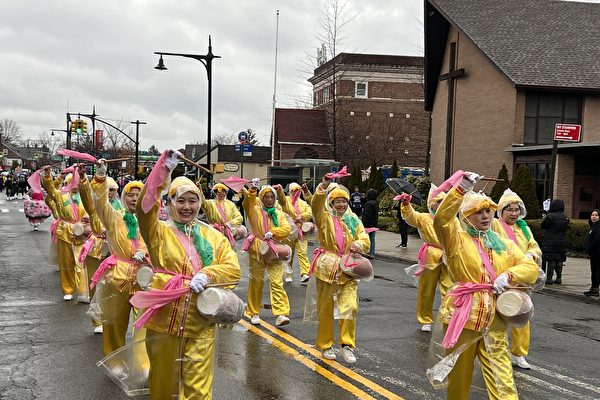 華人腰鼓隊參加皇后區貝賽「聖派翠克節」遊行
