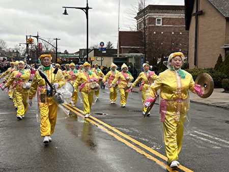 皇后區貝賽慶祝「聖派翠克節」，法輪功腰鼓隊精神抖擻在風雨中遊行。