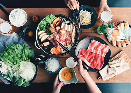 MO-MO-PARADISE人氣定番壽喜燒可無限品嚐鮮切肉品、25種當季時蔬食材、米飯與烏龍麵、飲料自助吧。