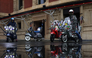 组图：伦敦展示改装摩托车 为癌症患者筹款